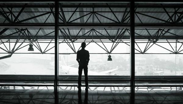 2026世界杯足球赛场上球员激烈拼抢的精彩瞬间
